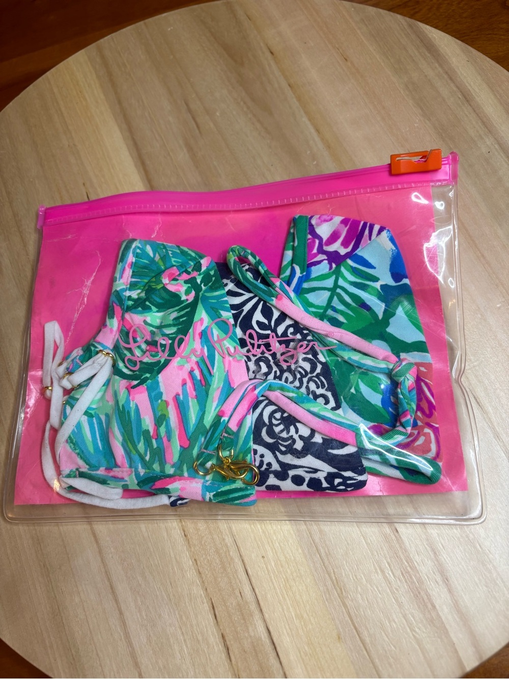 This set is the Lilly Pulitzer "On The Go" Face Mask Set, with lanyard